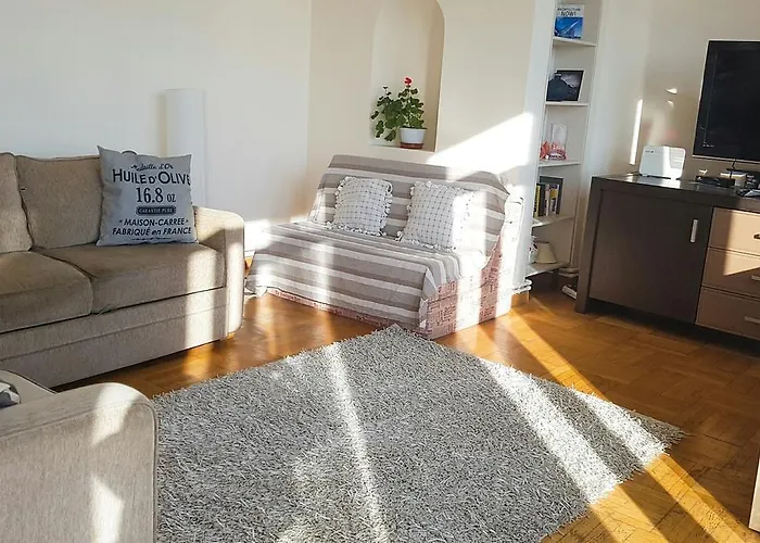 بيت شباب Little Old Town *